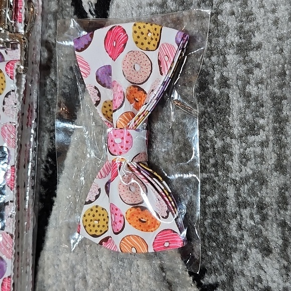 OLLY PET M/L DONUT DESIGN DOG BOW-TIE & LEASH - Picture 2 of 14